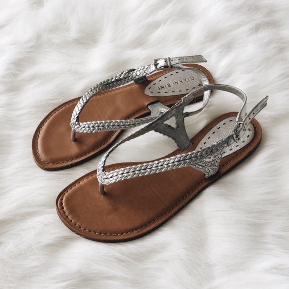 Gianni Bini Shoes - ✨3/$15✨Size 8 Gianni Bini Silver Sandals
